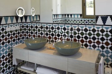 Bathroom sink