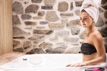 Indoor spa tub