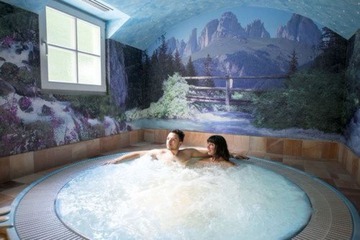 Indoor spa tub