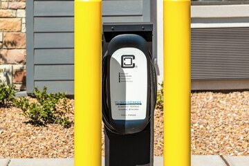 Electric vehicle charging station