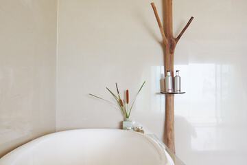 Deep soaking bathtub