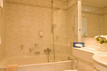Deep soaking bathtub