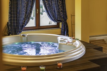Indoor spa tub