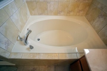 Deep soaking bathtub