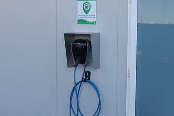 Electric vehicle charging station