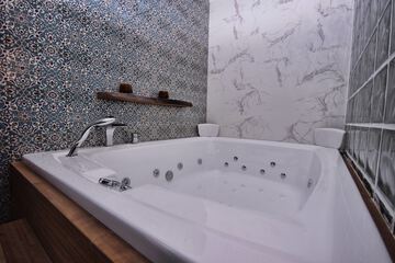 Jetted tub