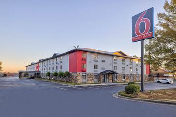 Little Rock Inn & Suites
