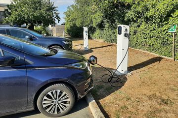 Electric vehicle charging station
