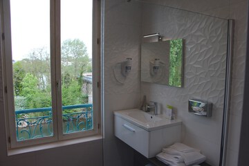 Bathroom sink