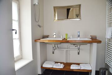 Bathroom sink