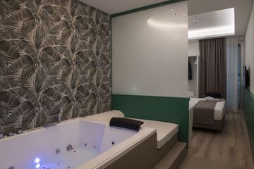 Private spa tub