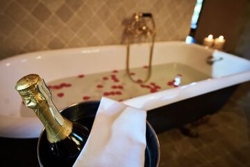 Deep soaking bathtub