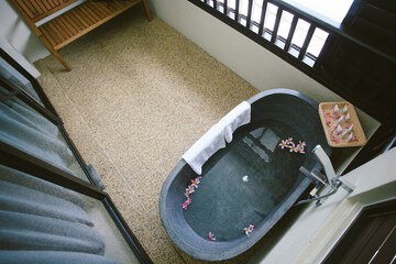 Deep soaking bathtub