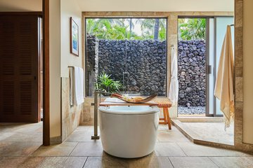 Deep soaking bathtub