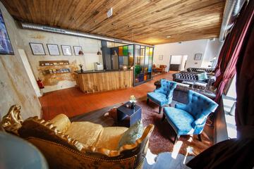 Lobby lounge