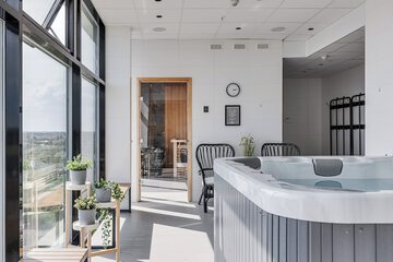 Indoor spa tub