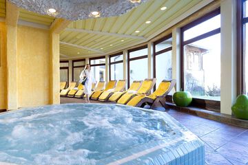 Indoor spa tub