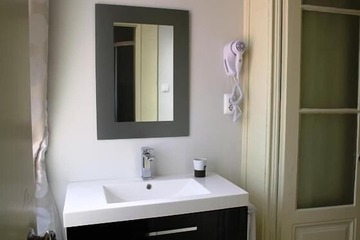 Bathroom sink
