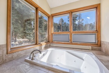 Indoor spa tub