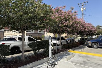 Electric vehicle charging station