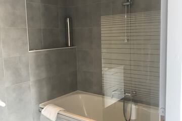 Deep soaking bathtub