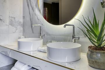 Bathroom sink