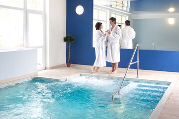 Indoor spa tub