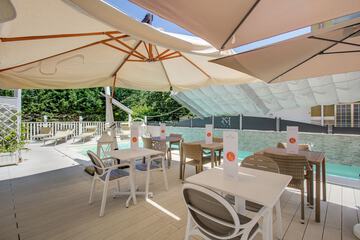 Poolside bar