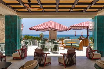 Poolside bar