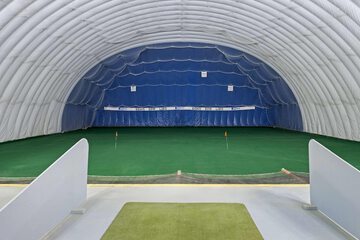 Indoor golf driving range