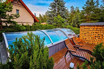 Indoor/outdoor pool