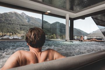Indoor spa tub