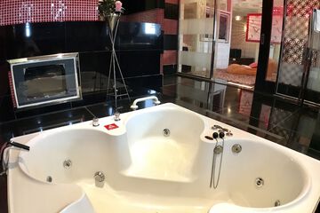 Private spa tub