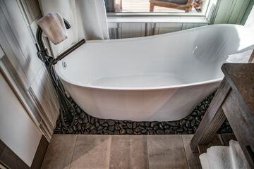 Deep soaking bathtub