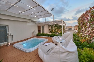 Private spa tub
