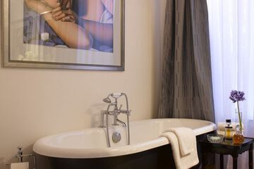 Deep Soaking Bathtub