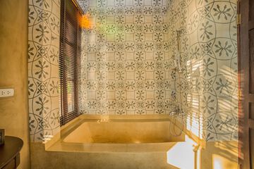 Deep soaking bathtub