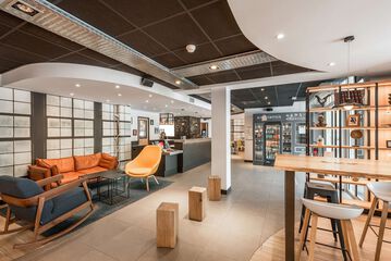 Lobby lounge