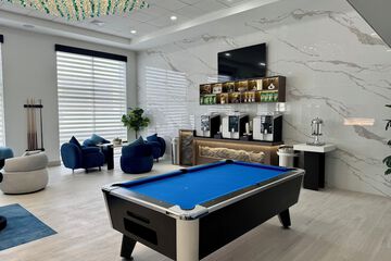 Lobby lounge
