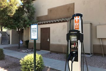 Electric vehicle charging station