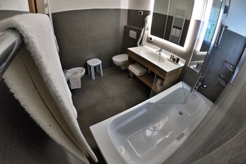 Jetted tub