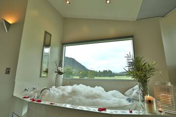 Deep soaking bathtub