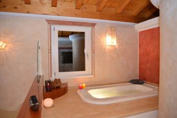 Indoor spa tub