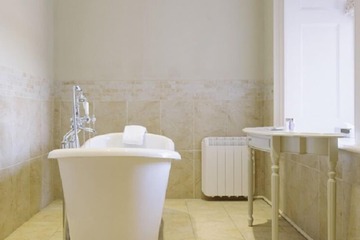 Deep soaking bathtub