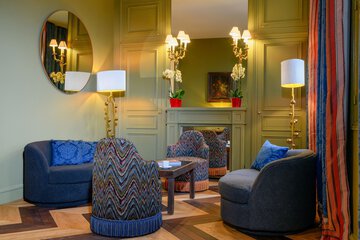 Lobby lounge