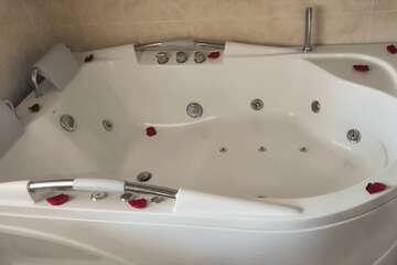 Jetted tub