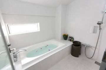 Deep soaking bathtub