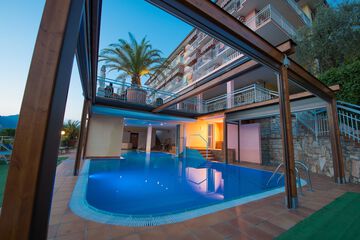 Indoor/outdoor pool