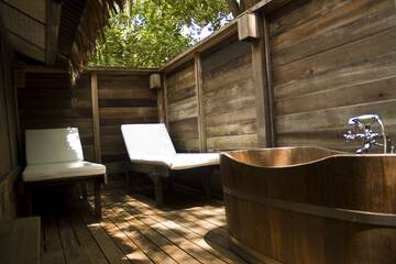 Deep soaking bathtub
