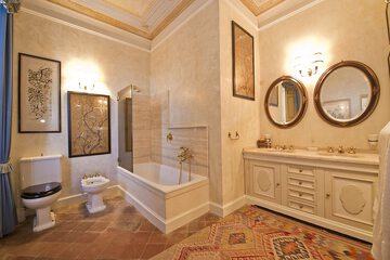 Deep soaking bathtub
